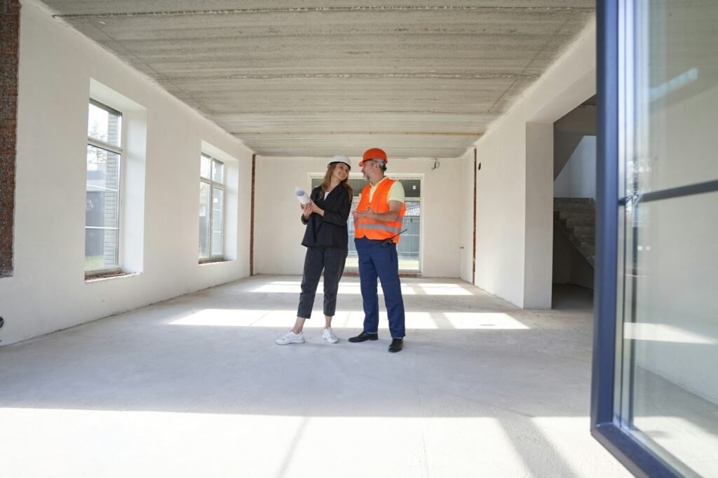 woman-engineer-talking-with-construction-worker-inside-house-1024x682 Menggapai Mimpi Rumah Pertama: Panduan Memilih Perumahan Ideal di Tigaraksa